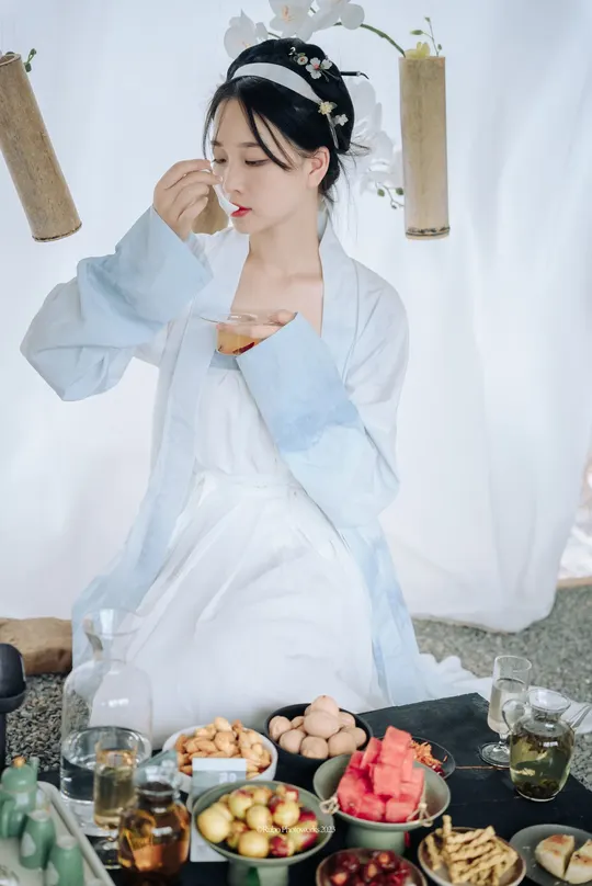一位妇女正在桌子上准备食物
