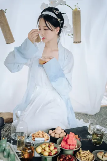 一位妇女正在桌子上准备食物