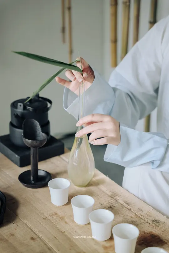 一个人往杯子里倒东西