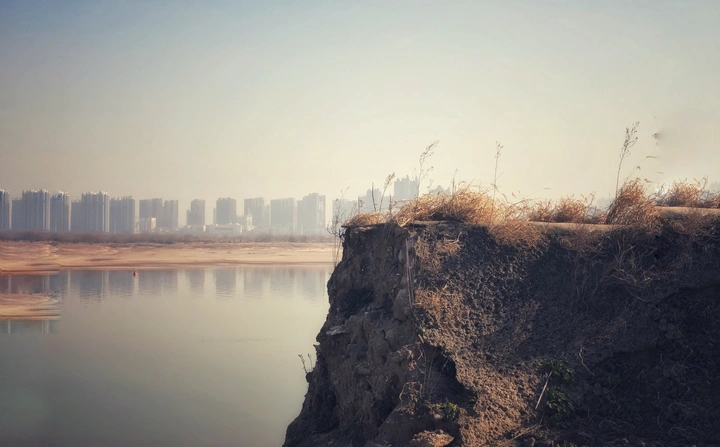 隔河相望