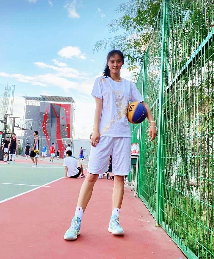 爱篮球的女神