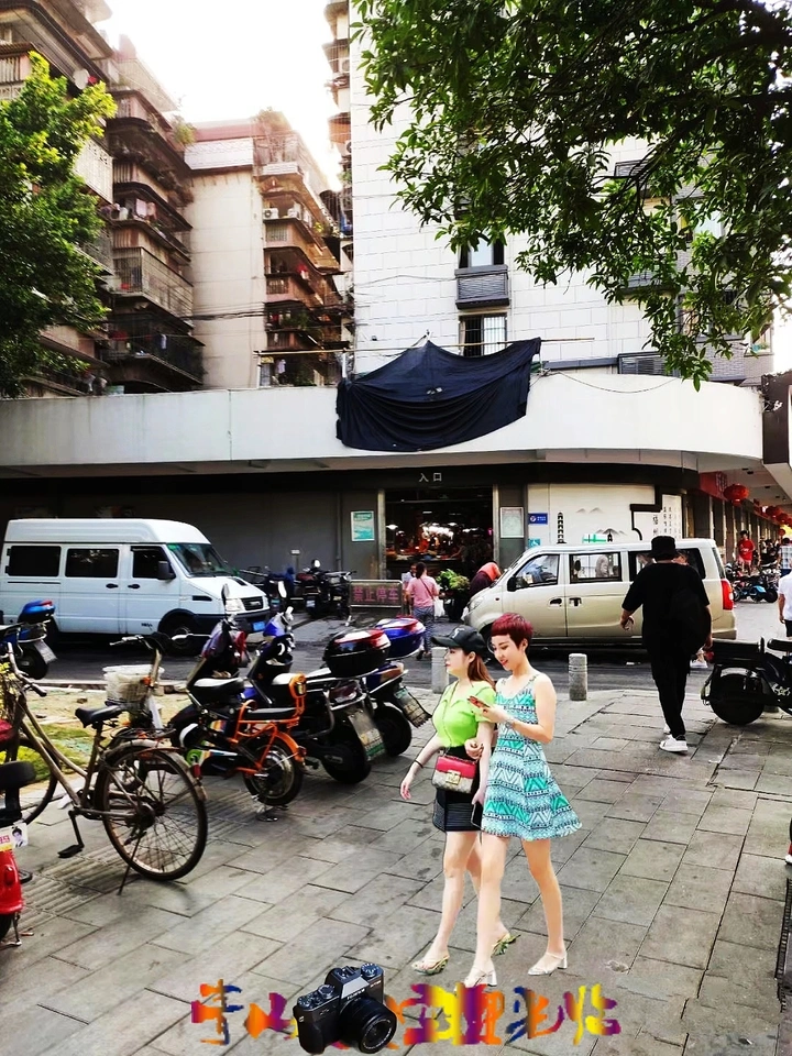 清晨街拍美女