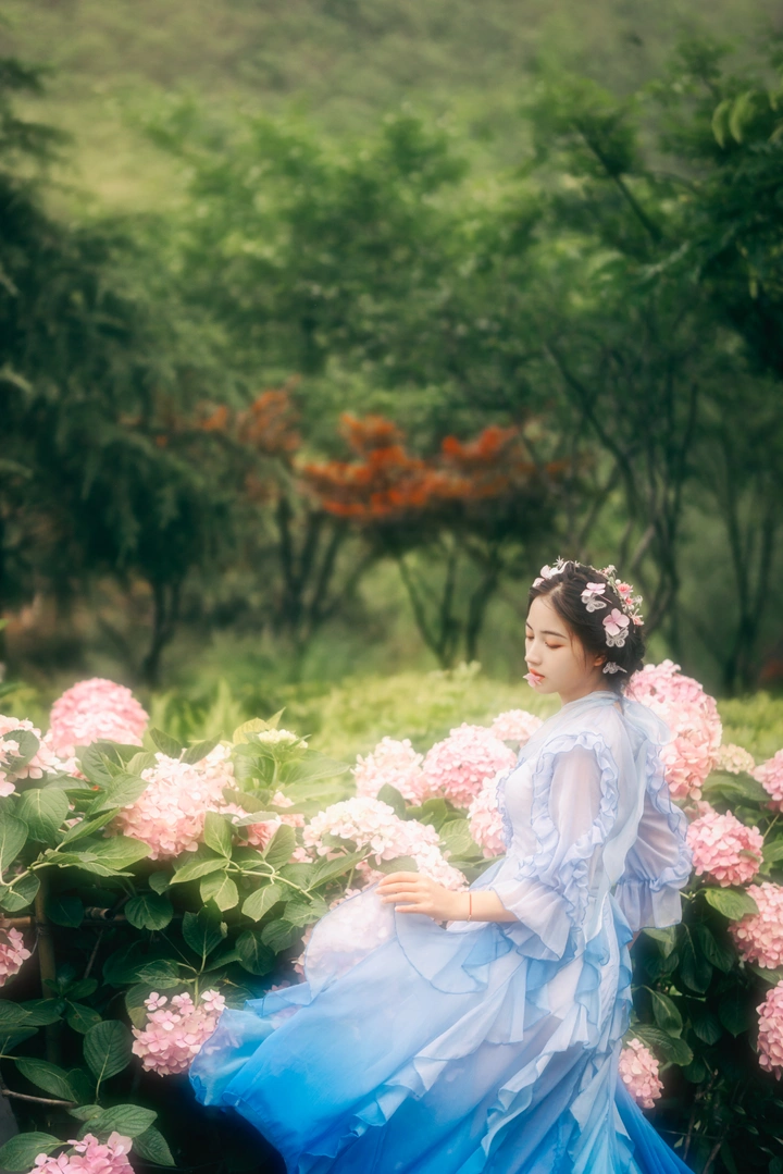 花丛中的精灵