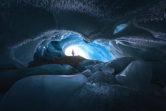 站在蓝光洞穴入口处的人