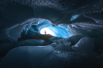 站在蓝光洞穴入口处的人