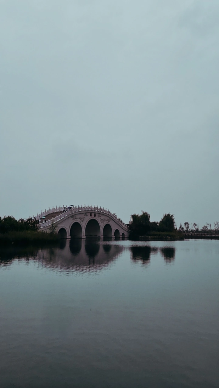 阴雨下的桥