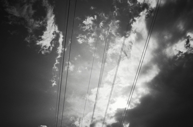 天空的黑白 云层和电线