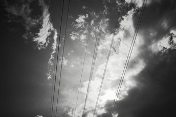 天空的黑白 云层和电线