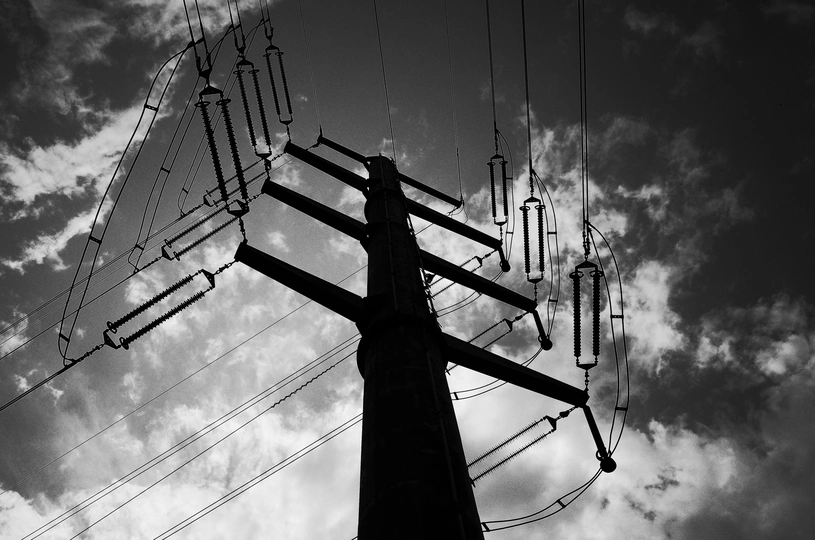 在多云的天空中 黑白相间的电线和一座高塔