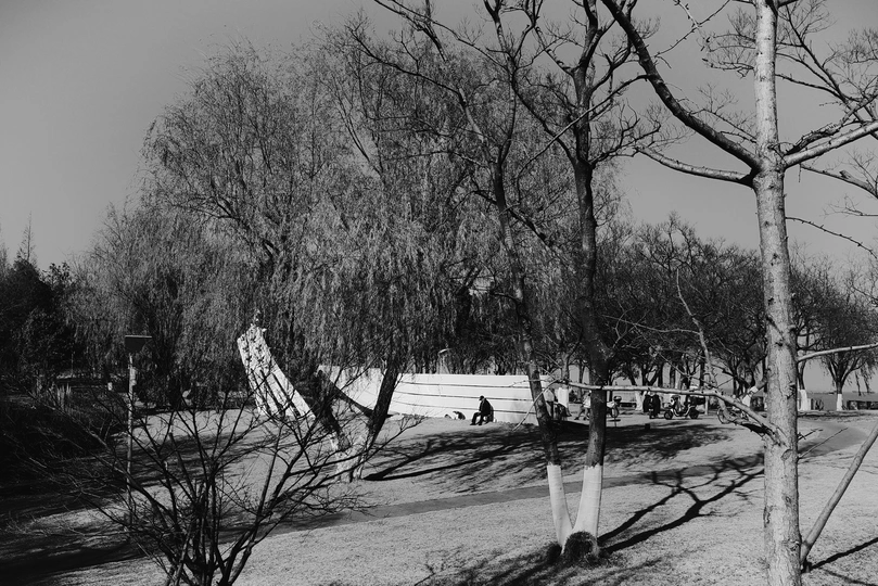 公园里人们的黑白照片