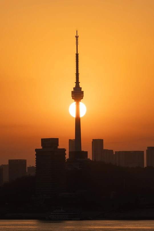 城市上空有一座高楼 夕阳西下。