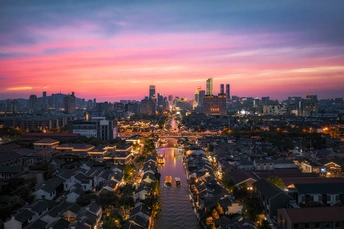 傍晚或日落时的一座城市 有河流和天际线。