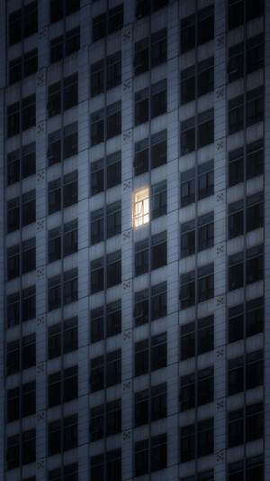 满月照耀在一栋高楼的窗户上