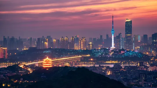 夜晚的城市 天际线在日落时点亮了。