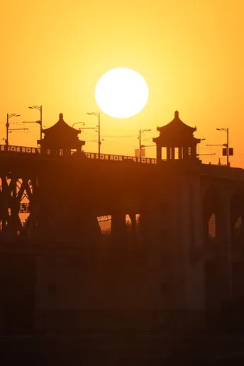 夕阳西下 水上的桥