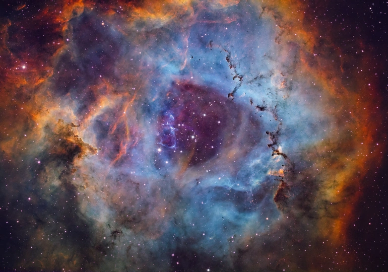 这张图片的中心是一个正在死亡的恒星的全景图像。