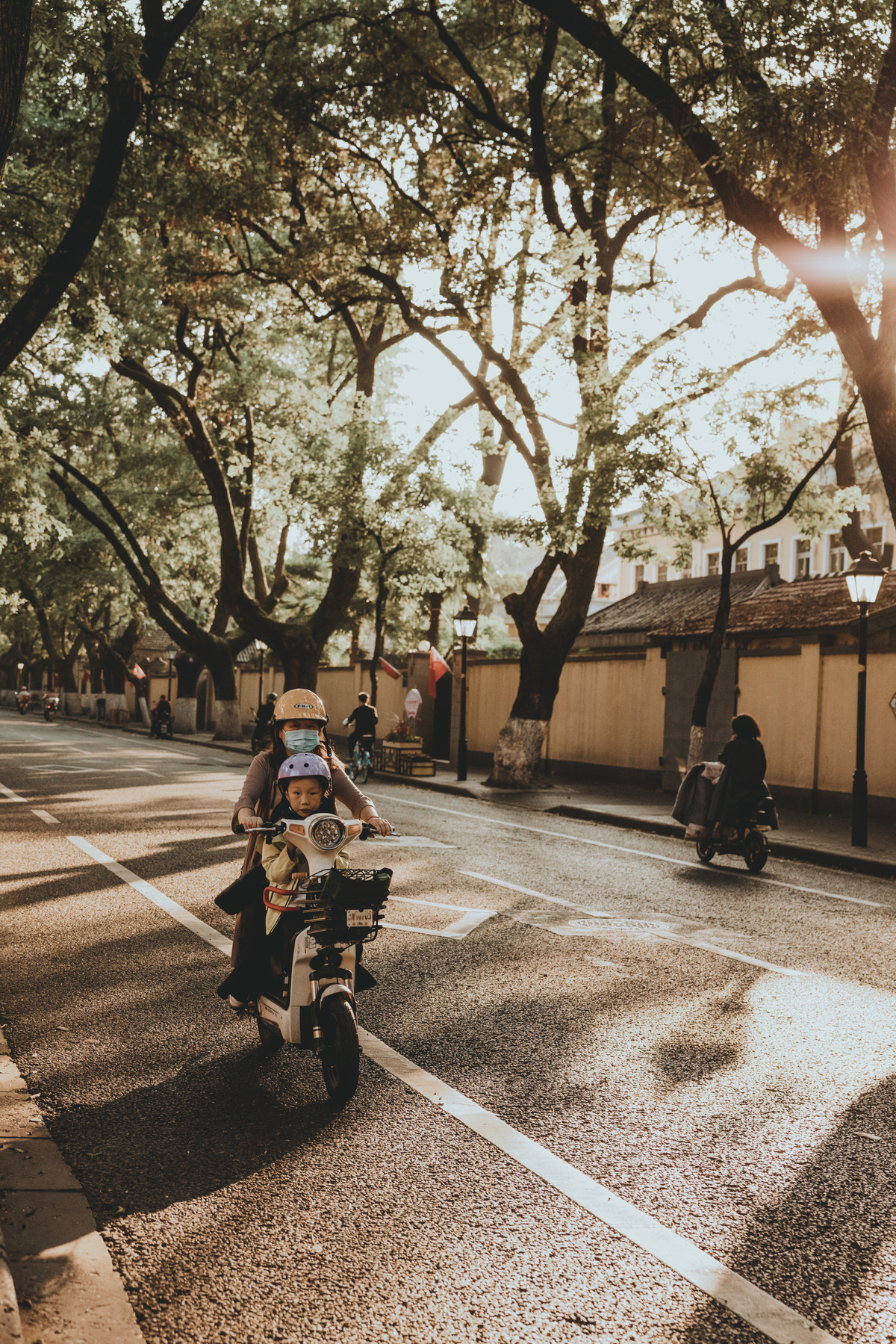 一个人在街上骑着摩托车 人们在路上开车