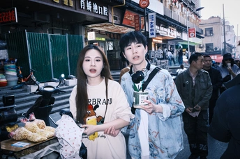 一些年轻女性站在街上