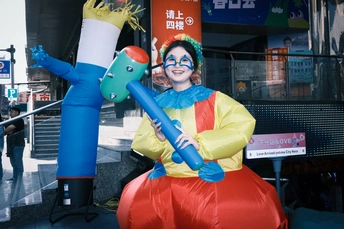 一个穿着大型服装的化装成小丑的人