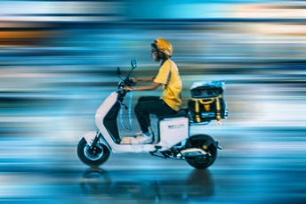 模糊的照片 一个人骑着滑板车