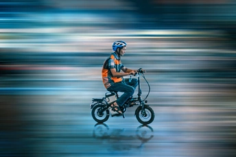 一个模糊的照片 一个人戴着头盔骑着小自行车