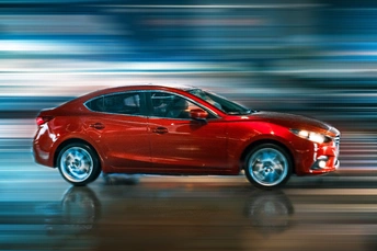 运动模糊中的红色汽车