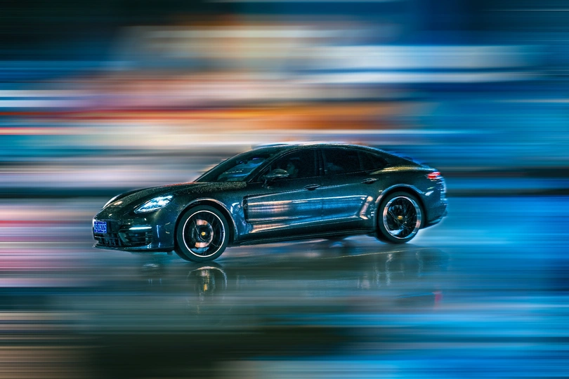 一辆跑车在运动模糊中快速行驶