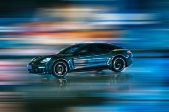 一辆跑车在运动模糊中快速行驶