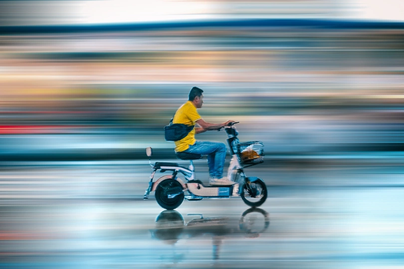 模糊不清的一个人骑着小摩托车