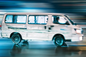 一段模糊的白色货车在街道上行驶的图像