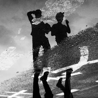 一张黑白照片 人们在一个水坑里玩耍