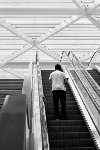 一个人和一个女人正在走一个扶梯。