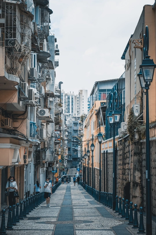 人们走在空荡荡的街道上