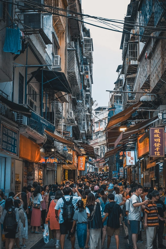 人群沿着街道走