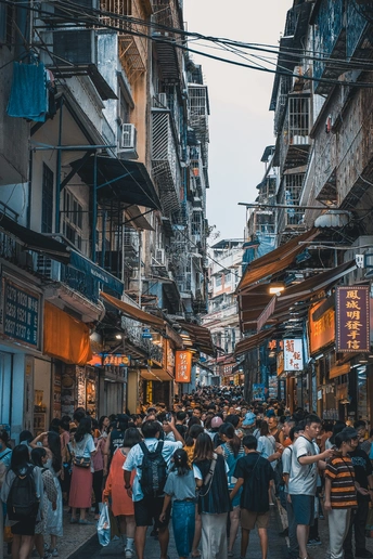 人群沿着街道走