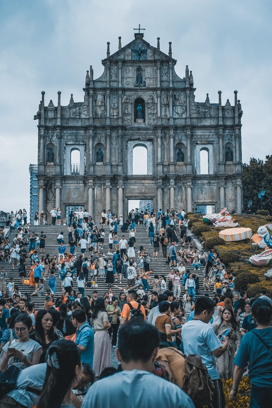 城市大教堂的台阶上聚集了大量人群。