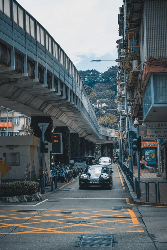 经典汽车在城市街道下穿桥