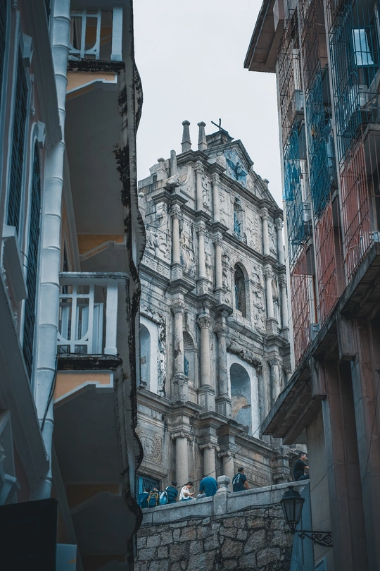 城市中的一条狭窄街道上的教堂