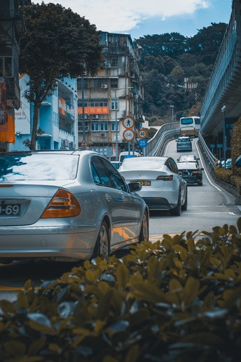 城市街道上行驶的汽车两侧都有建筑物。