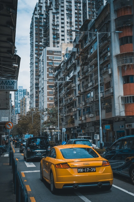 繁忙城市街道上的黄色出租车