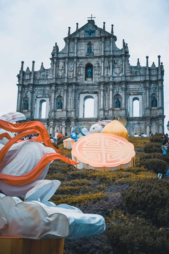 背景是教堂 前面是建筑物前面有田地 有人的城市