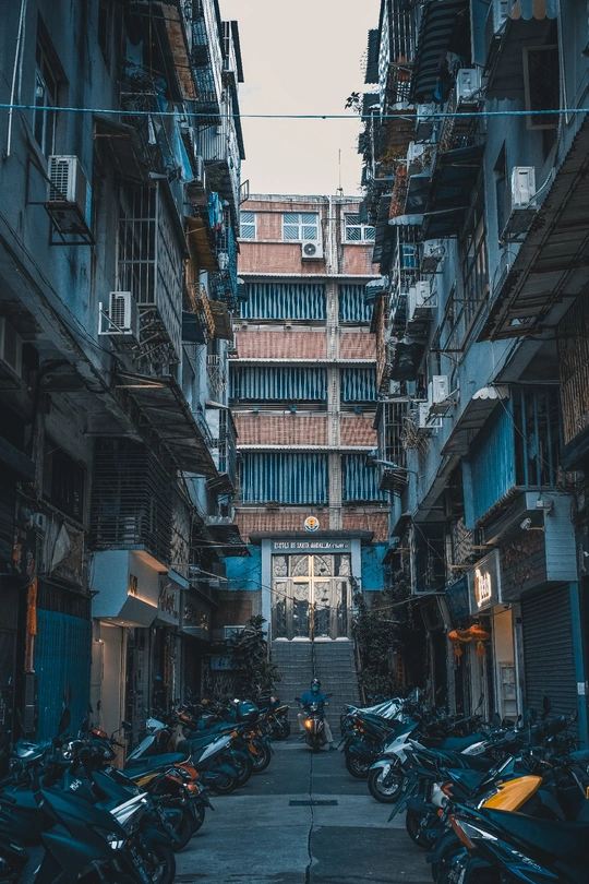 城市中的狭窄小巷 两侧停满了摩托车。