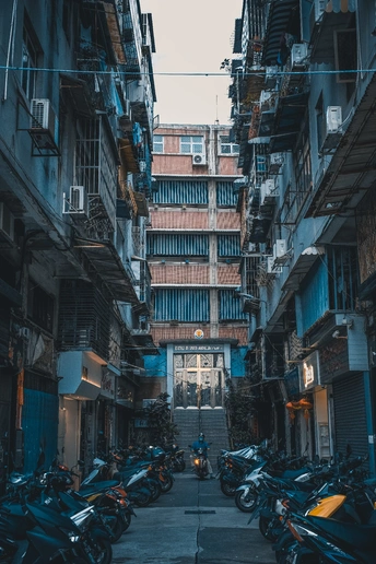 城市中的狭窄小巷 两侧停满了摩托车。