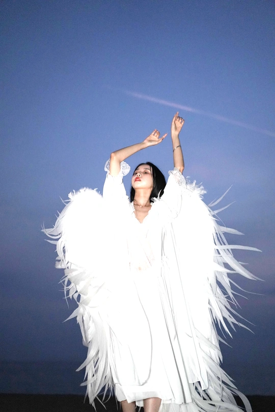 打扮成长着白色翅膀的天使的女人