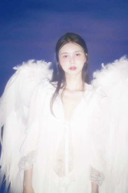 一个打扮成天使在天空中长着白色翅膀的人