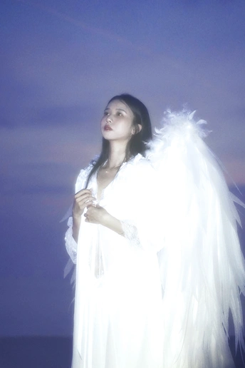 打扮成长着白色翅膀的天使的女人