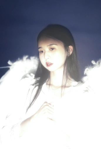 天空中白云飘飘的年轻女子