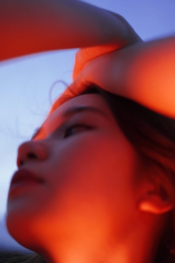 头上戴着红帽子的女人