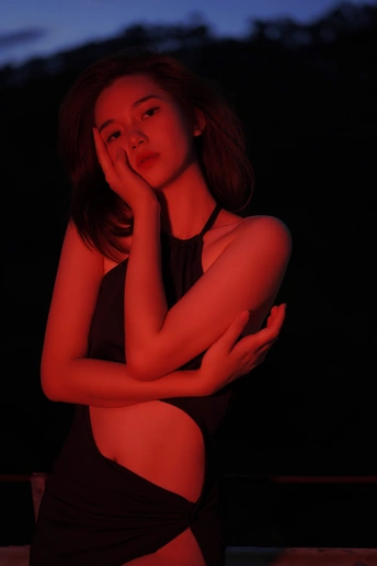 黑暗中穿着黑色连衣裙的年轻女子