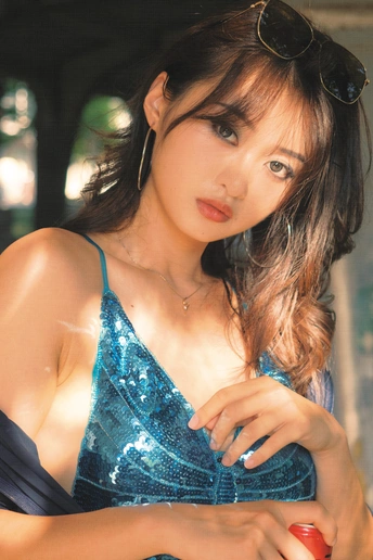 一个穿着蓝色连衣裙、戴着墨镜的年轻女子